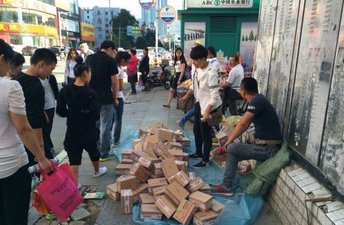 吉林两男子街头10元1个叫卖&ldquo;无人认领快递&rdquo;