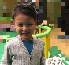 图:李小璐甘薇参加生日派对 穿制服似学生妹