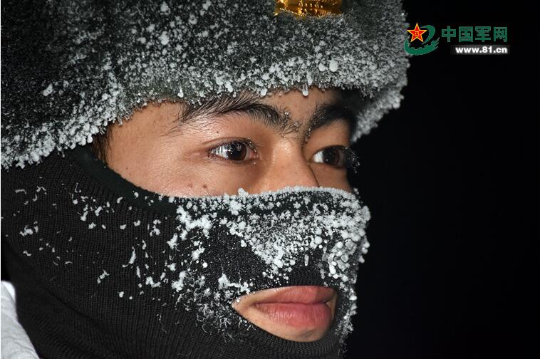 边防官兵踏雪巡逻：零下40度 六个人一条犬