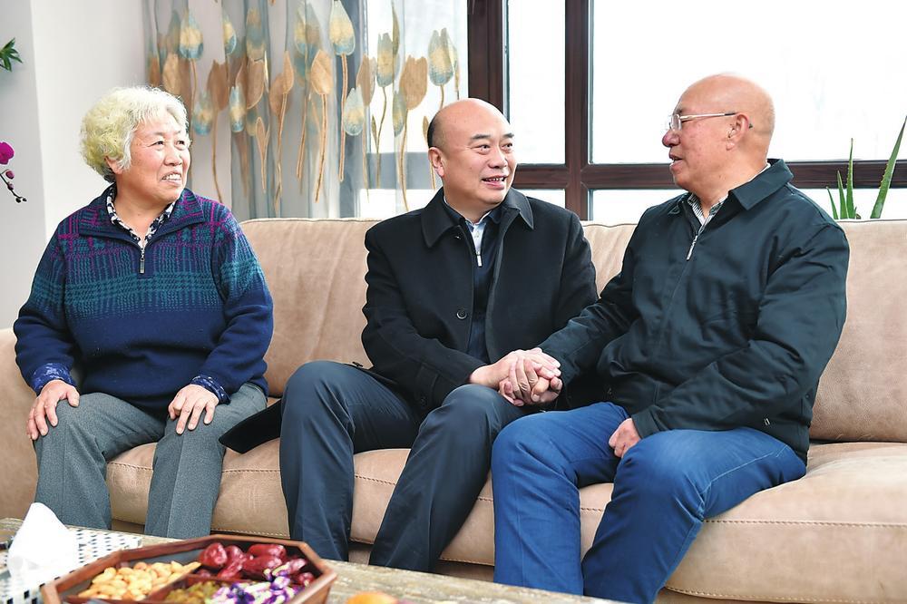 刘国中走访慰问科技专家、生活困难群众和残疾人家庭