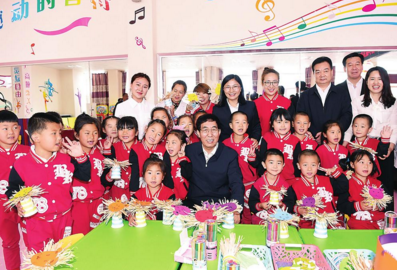 吉林省委书记巴音朝鲁与少年儿童欢庆“六一”