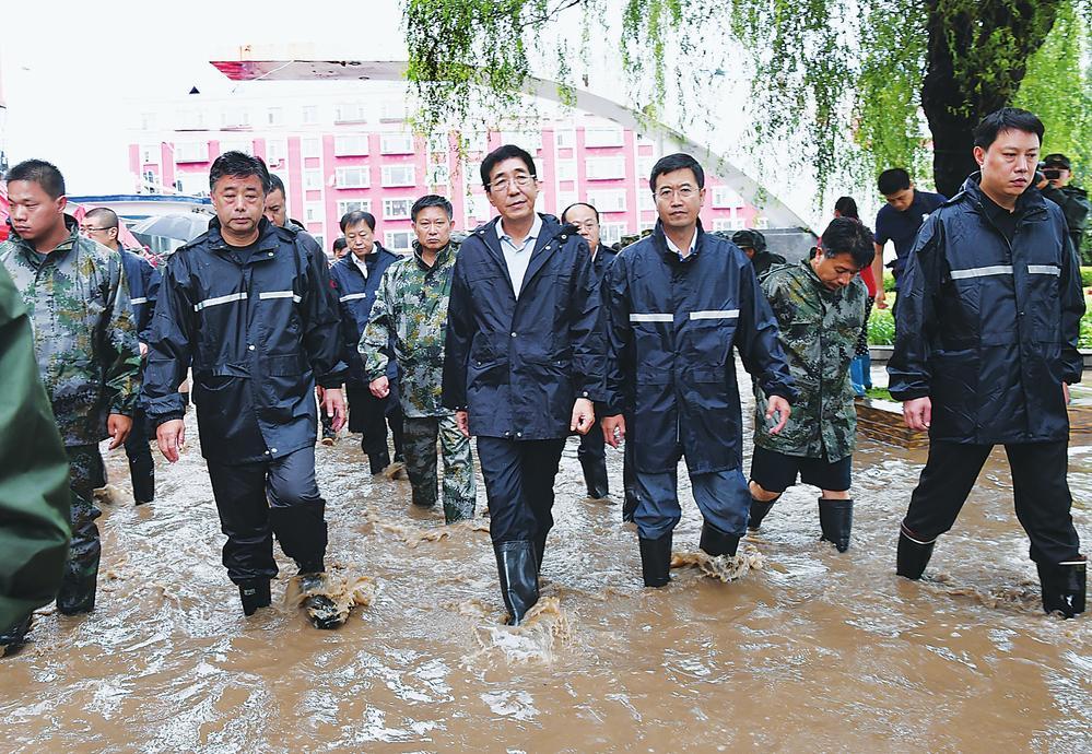 巴音朝鲁在永吉县指挥抗洪抢险救灾工作