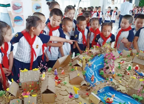 长春一小学学生DIY建成一座微型“古镇”