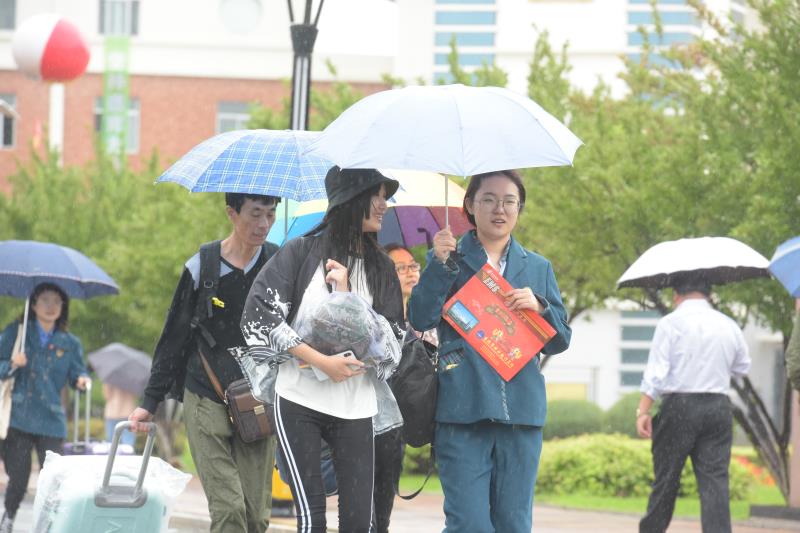 吉林華橋外國語學院雨中迎來大學新生