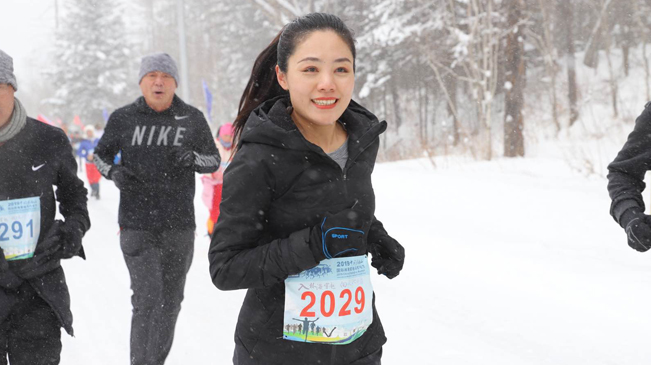 瑞士跑手“长白雪马”夺魁 雪地长跑给众人留下难忘印象