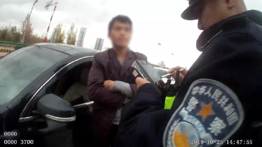 一男子无证驾驶冒用他人身份被识破