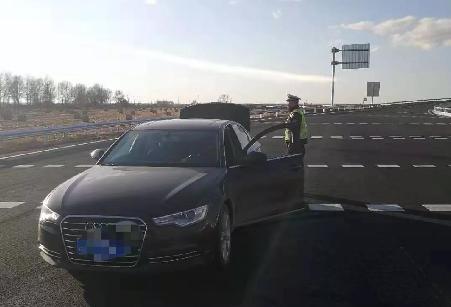 高速警察火眼金睛 查处违法车辆