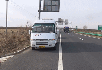 客车高速路上抛锚 交警紧急转运乘客