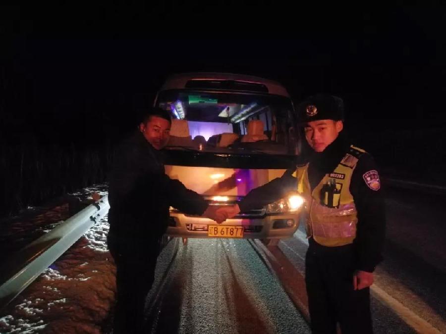冬雪寒夜车辆突发故障 暖心高速交警帮助救援