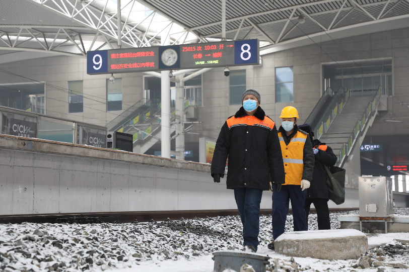 车站“下井人” 冰天雪地为旅客送上潺潺清泉